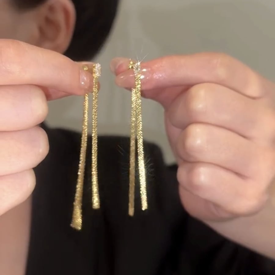 Minimalist and chic long tassel earrings in a cool and luxurious style
